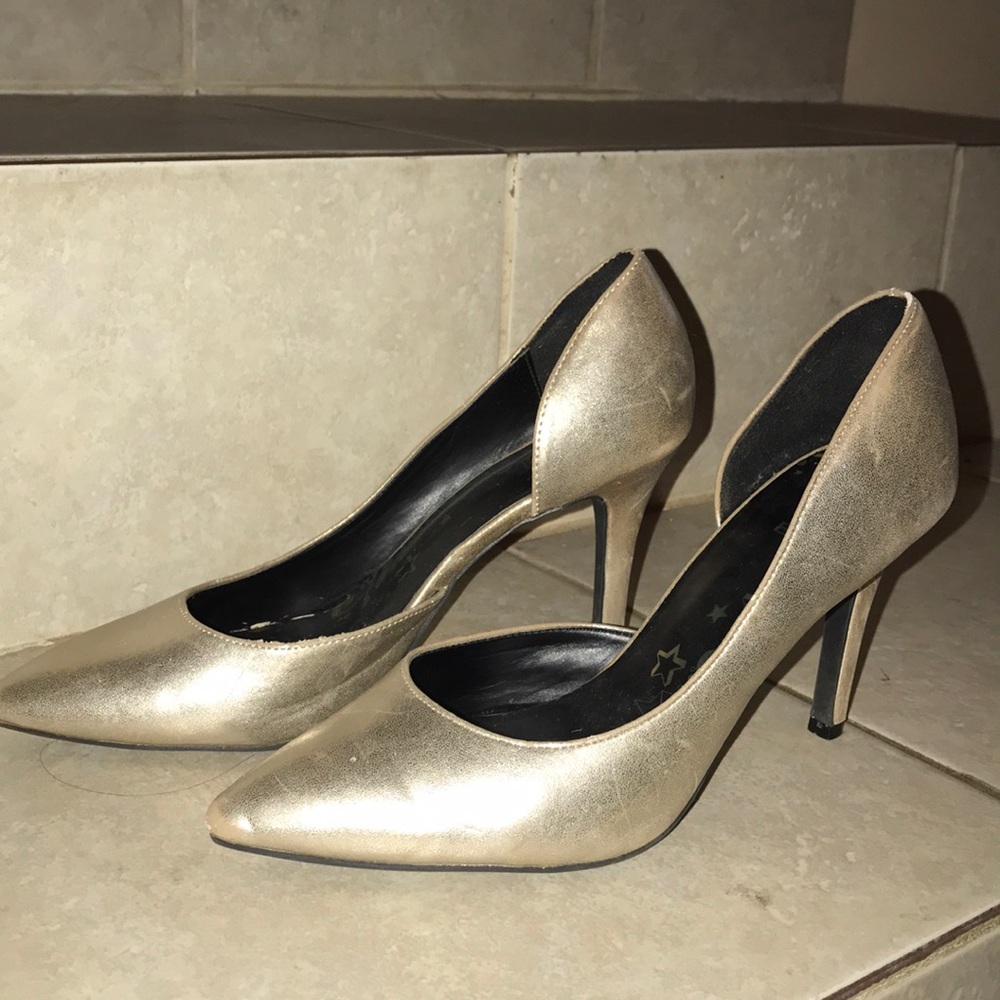 Gold pumps